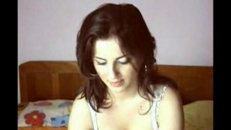La belleza rumana apeló al cliente en un chat de video
