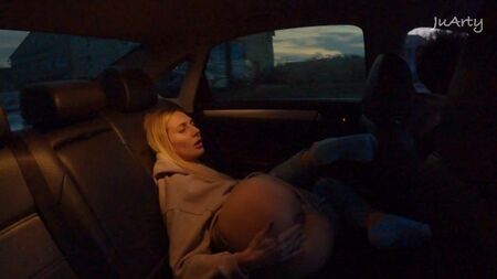 Rubia de inundación con largas piernas jugadas en el auto