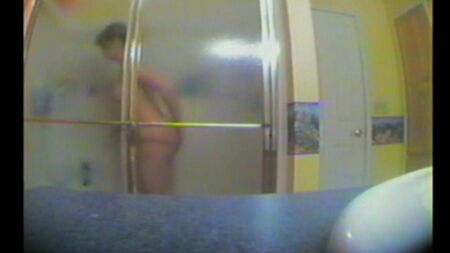 La hermana se ducha, sin saber sobre la celda oculta
