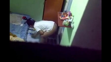 Cámara oculta instalada en la habitación femenina en el albergue