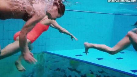La cámara oculta fotografió chicas desnudas en la piscina