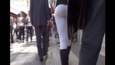 La cámara sigue el jugoso culo argentino