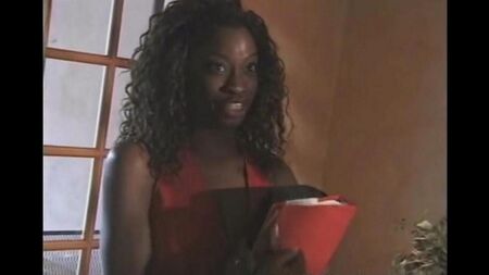 Una joven mujer negra chupa el pene de una maestra