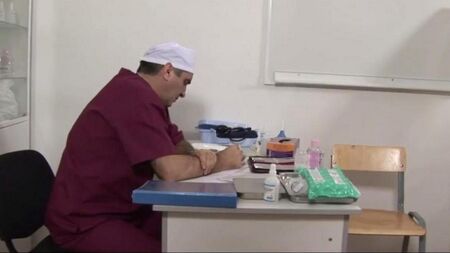 El médico insertó al paciente con un extensor de coño