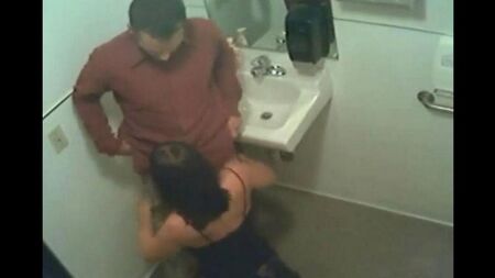 Agudizado en el inodoro del restaurante