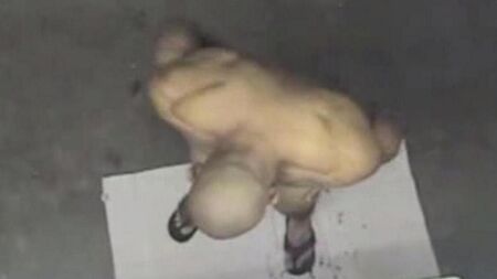 La cámara oculta en la ducha mostró a un hombre desnudo