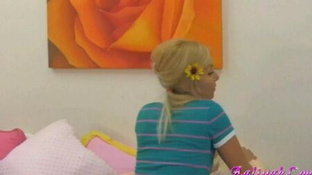 Rubia en frota un coño en un juguete blando