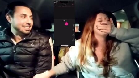 La niña recibe un orgasmo en el auto mientras su polla se dedica