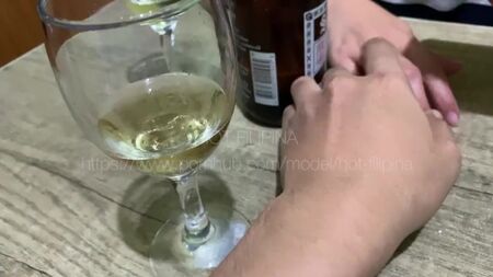 La belleza adulta bebió un poco de vino y quiere sexo