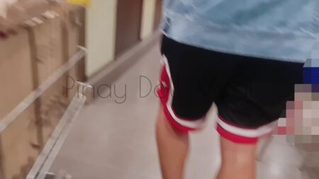 Puta en tatuajes abre su coño en el baño