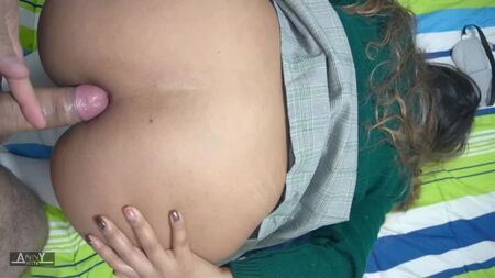 Una guapa colegiala vive su primera y dolorosa experiencia de sexo anal. Sexo amateur real
