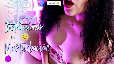 Morena con cabello rizado chupa sus dedos