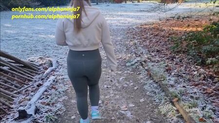 Mujer adulta con pantalones apretados folla en el parque en el parque
