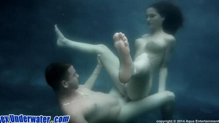 Sexo bajo el agua con una hermosa morena