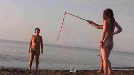 Juego desnudo en la playa