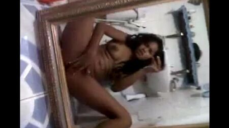 Nigersha desnuda se dispara a sí mismo en la cámara por teléfono
