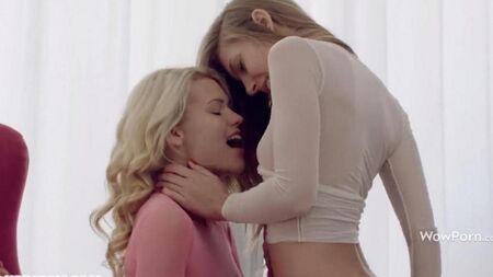 Las lesbianas rusas lamen el coño