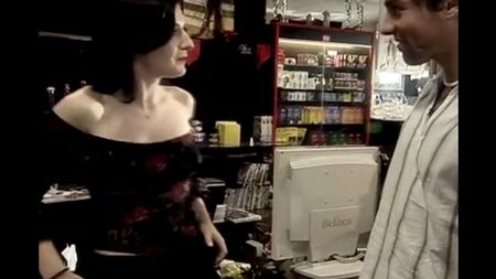 Sexo rápido con una vendedora detrás del mostrador