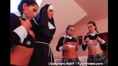 La monja hizo que tres chicas tengan sexo