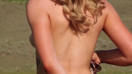 Blonde se masturba en la naturaleza