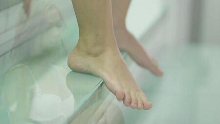 Los amantes se besaron durante mucho tiempo hasta que se mudaron al sexo mismo