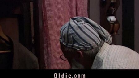 El abuelo azotó a su nieta