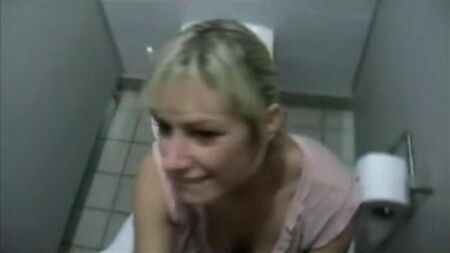 Chupa bien a un extraño en el baño