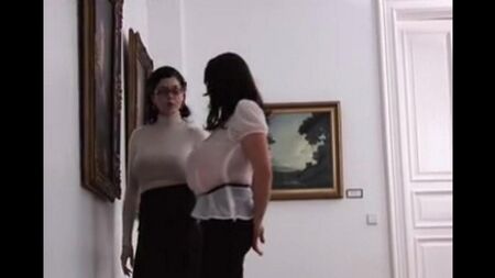 Grandes tetas de dos lesbianas en el museo