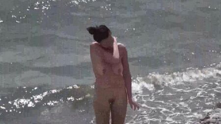 Un par de nudistas en la playa
