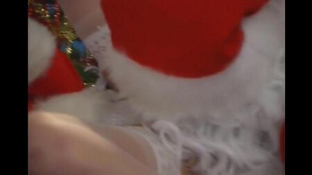 Santa Claus folló a una sexy doncella de nieve en medias debajo de un árbol de Navidad