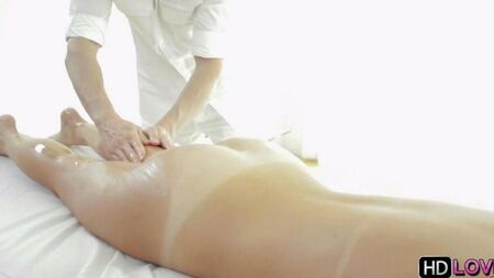 Folla a la chica con dedos durante el masaje