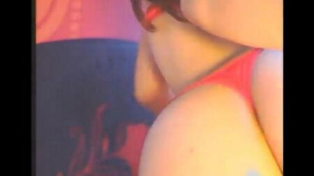 Chica se folla con vibradores en todos los agujeros