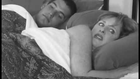 PORNO INCESTO -- UNA MADRE SE ACUESTÓ CON SU HIJO YA ADULTO A SU LADO -- porno tabú -- porno en ruso --