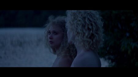 Juno Temple, Julia Garner desnudas - «One Percent More Humid» (2017) HD 1080p