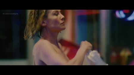 Rosamund Pike desnuda (transparente) - I Care a Lot (2020) HD 1080p Ver online / Rosamund Pike - La estafadora