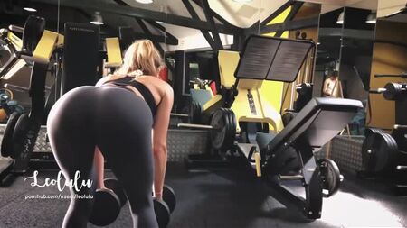 El entrenamiento se convierte en un polvo salvaje en los baños del gimnasio - Leolulu - Pornhub