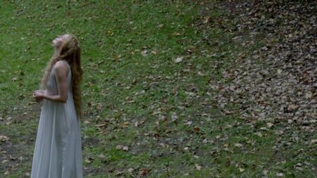 Todas las escenas de desnudos y sensuales de Rebecca Ferguson en «La reina blanca»