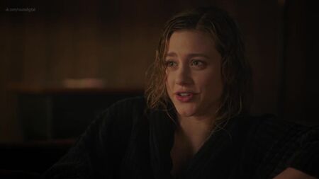 Lili Reinhart desnuda (tapada) - Riverdale, temporada 5, episodio 5 (2021) HD 1080p Ver online / Lili Reinhart - Riverdale