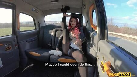 Atlanta Moreno: flexibilidad británica en un taxi checo (Fake Taxi)