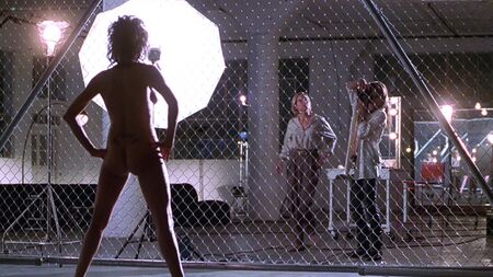 El trasero desnudo de Angelina Jolie y el sexo lésbico de Elizabeth Mitchell - Gia (1988) HD 1080p Blu-ray