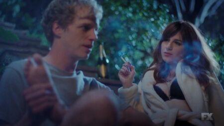 Aya Cash desnuda - «You're the Worst», temporada 1, episodio 1 (2014) HD 720p. Ver online