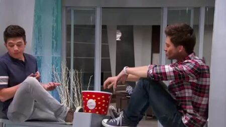 Lab Rats: Elite Force, temporada 1, episodio 2: «A la espera de un héroe»