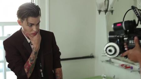 Ruby Rose se desnuda - «Orange Is the New Black»