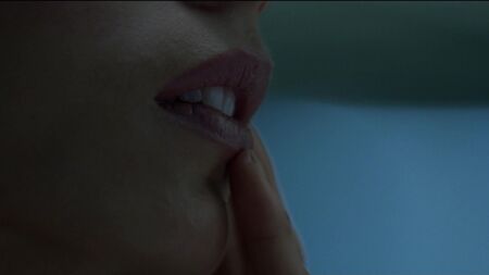 Angela Sarafyan desnuda - Westworld, temporada 1, episodio 1 (2016) HD 1080p