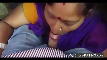 Una tía desi haciendo una mamada y una garganta profunda, y tragándose el semen