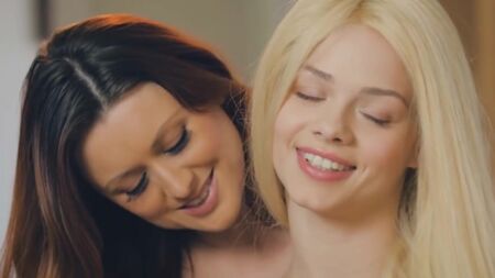 Besos entre lesbianas jóvenes y maduras