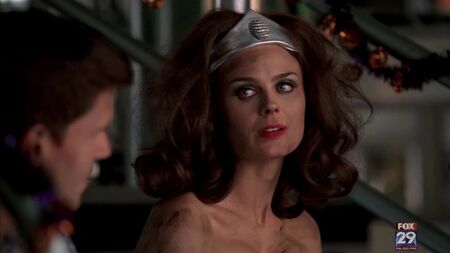 Emily Deschanel, muy sexy - Bones (2007), temporada 3, episodio 5