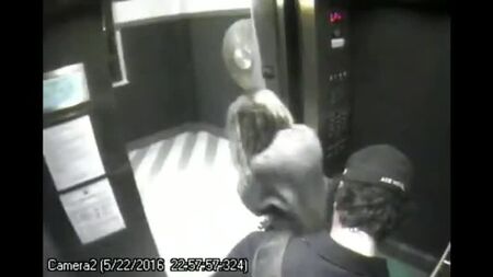 Amber Heard entrando en el ascensor con James Franco