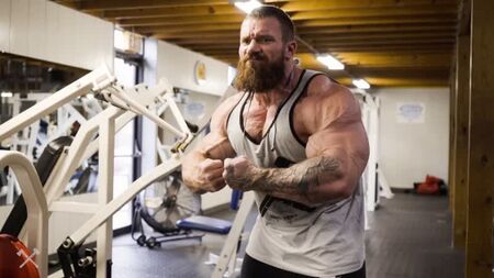 Seth Feroce entrena los brazos