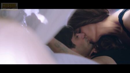 Bipasha Basu en plena forma - Escena íntima - A solas (2015)